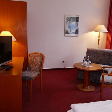 Hotel Am Dom ไกรฟ์สวัลด์ ภายนอก รูปภาพ