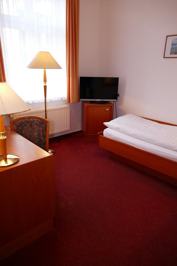 Hotel Am Dom ไกรฟ์สวัลด์ ภายนอก รูปภาพ