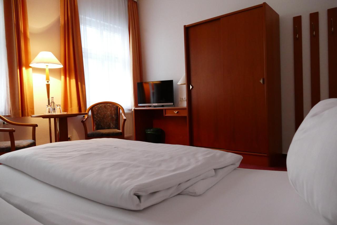 Hotel Am Dom ไกรฟ์สวัลด์ ภายนอก รูปภาพ