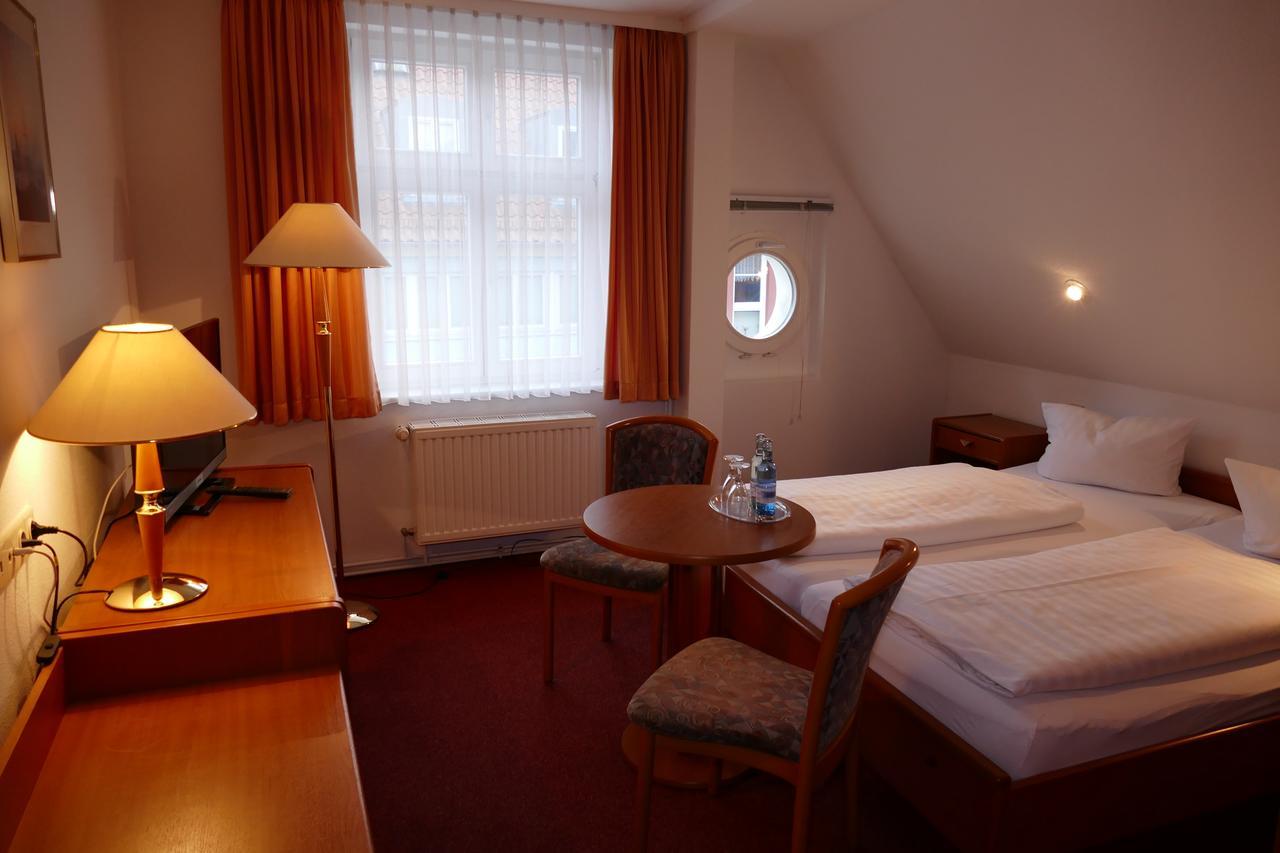 Hotel Am Dom ไกรฟ์สวัลด์ ภายนอก รูปภาพ